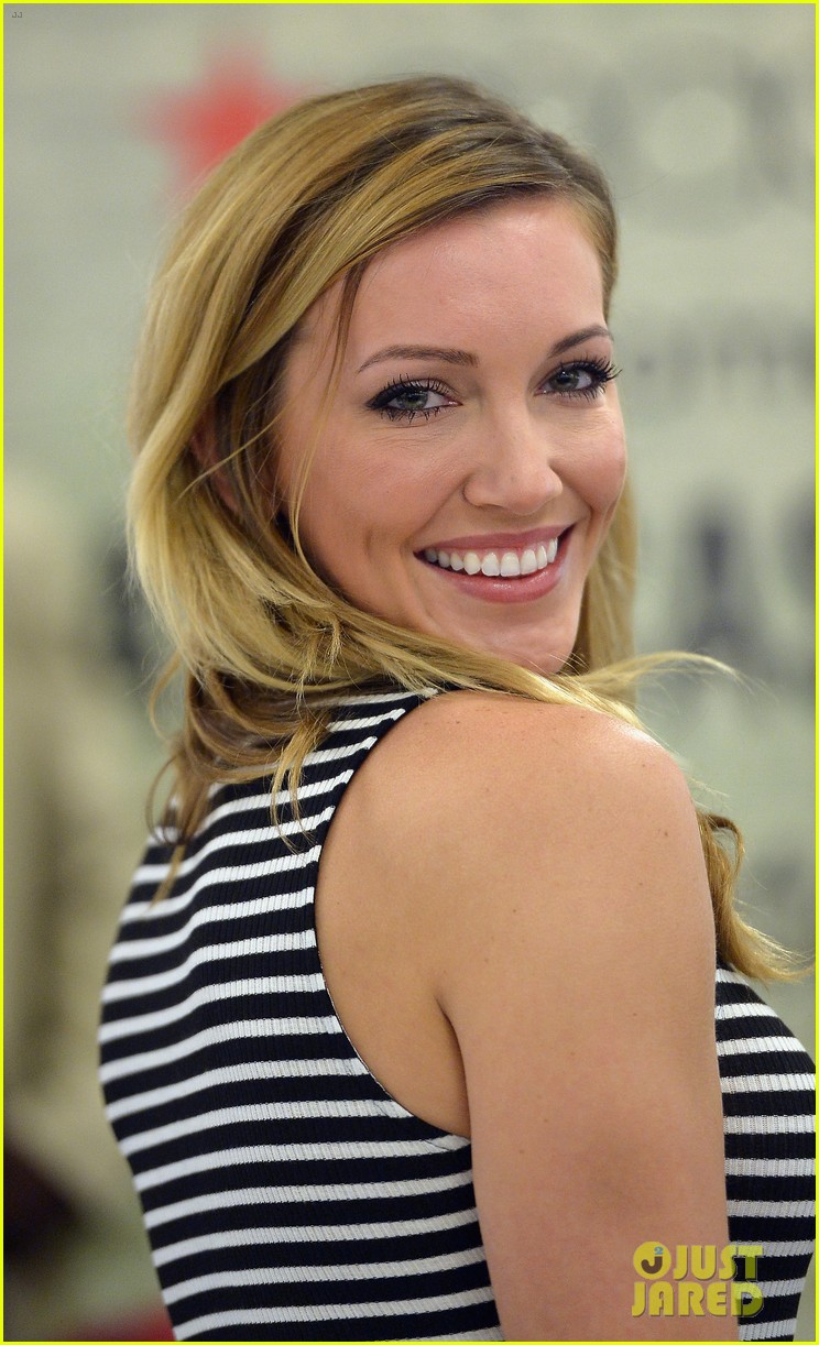 Full Sized Photo Of Katie Cassidy Meets Fans Macys Miami 05 Katie Cassidy Is Set To Appear On