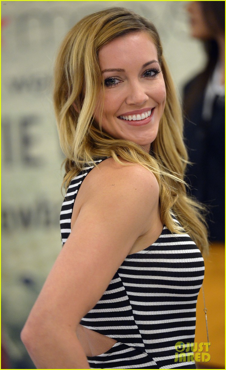 Full Sized Photo Of Katie Cassidy Meets Fans Macys Miami 23 Katie Cassidy Is Set To Appear On