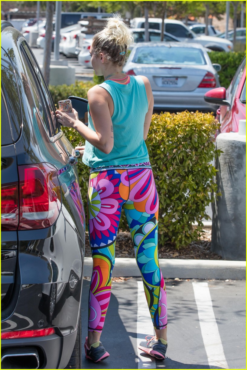 Full Sized Photo of miley cyrus have an afternoon lunch date 32 | Miley