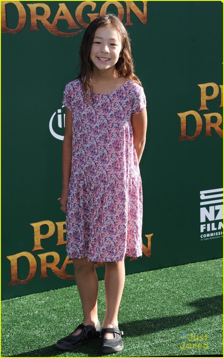 Oakes Fegley & Oona Laurence Hit The Green Carpet For 'Pete's...