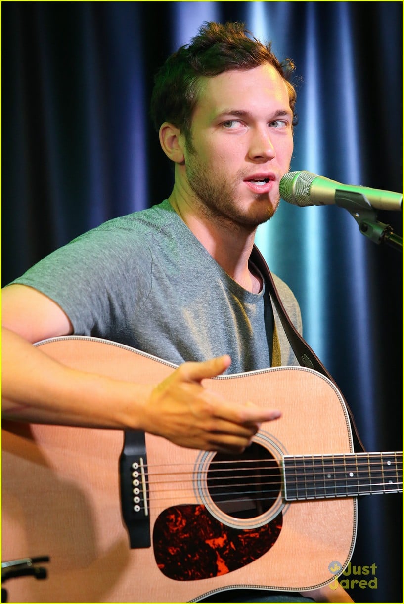 Phillip Phillips Plays With a Puppy Before Private Performance in ...