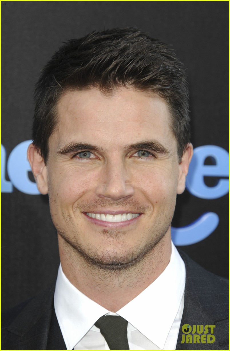 Robbie Amell Premieres 'Nine Lives' in Hollywood! | Photo 1005261 ...