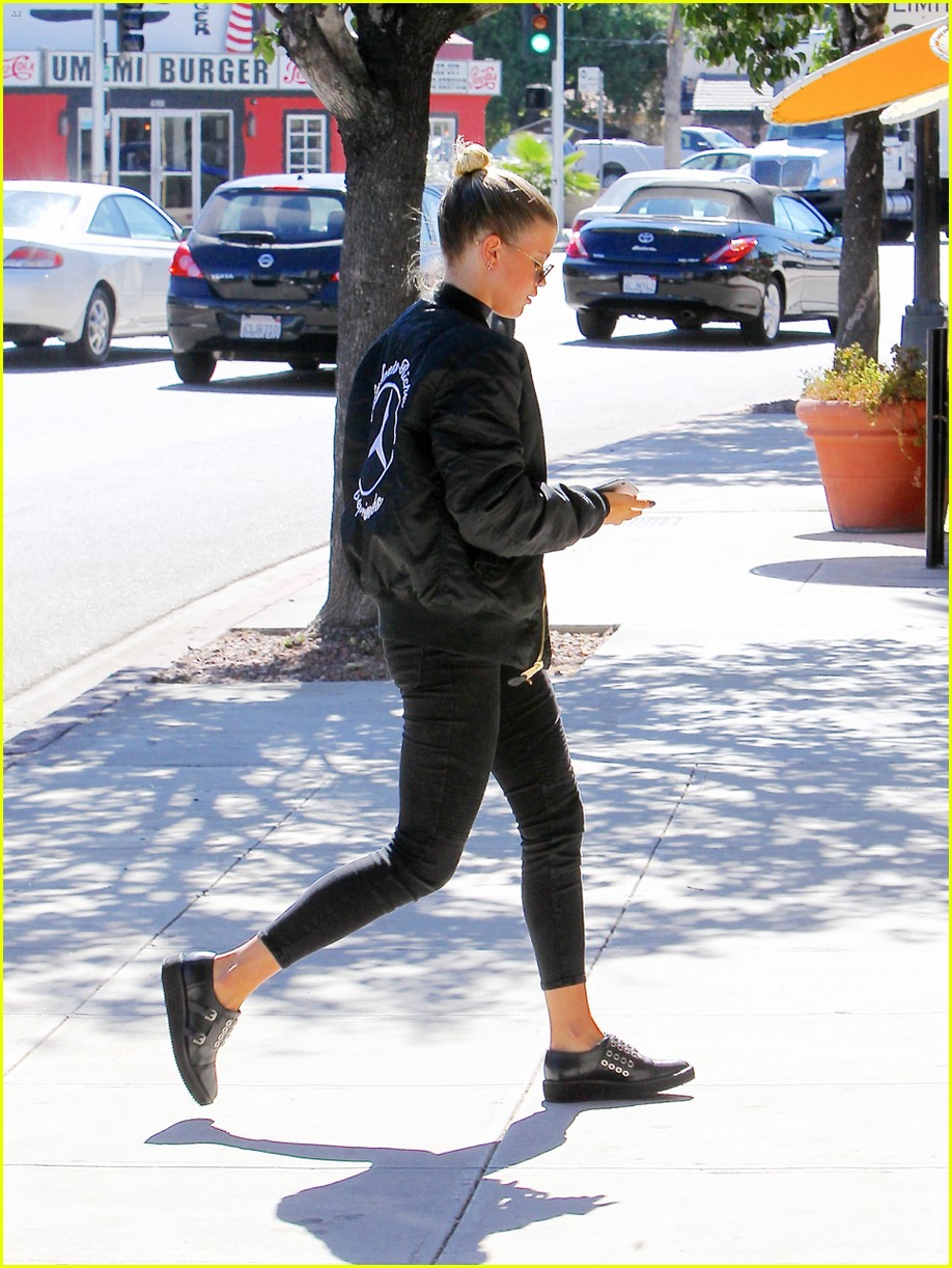 Sofia Richie Makes a Starbucks Stops Amid Justin Bieber Rumors | Photo