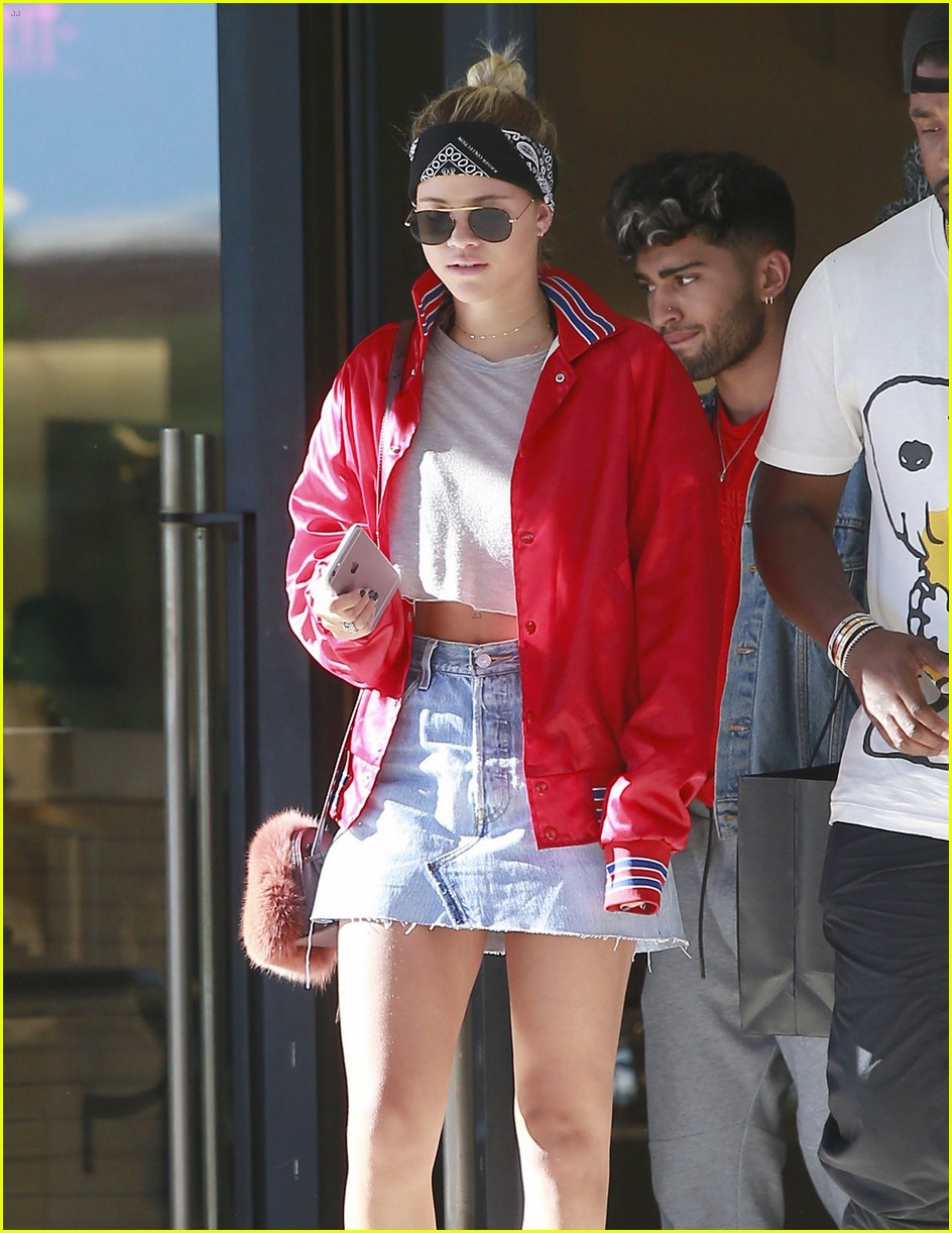 Sofia Richie Holds Justin Bieber Close in Photo From Japan Trip | Photo ...
