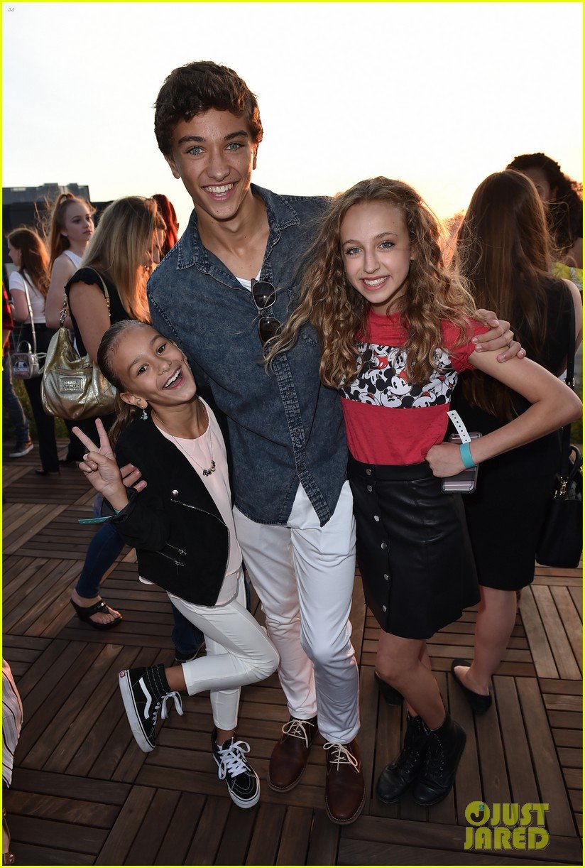  stuck in the middle cast unites at jjj s disney mix party photo