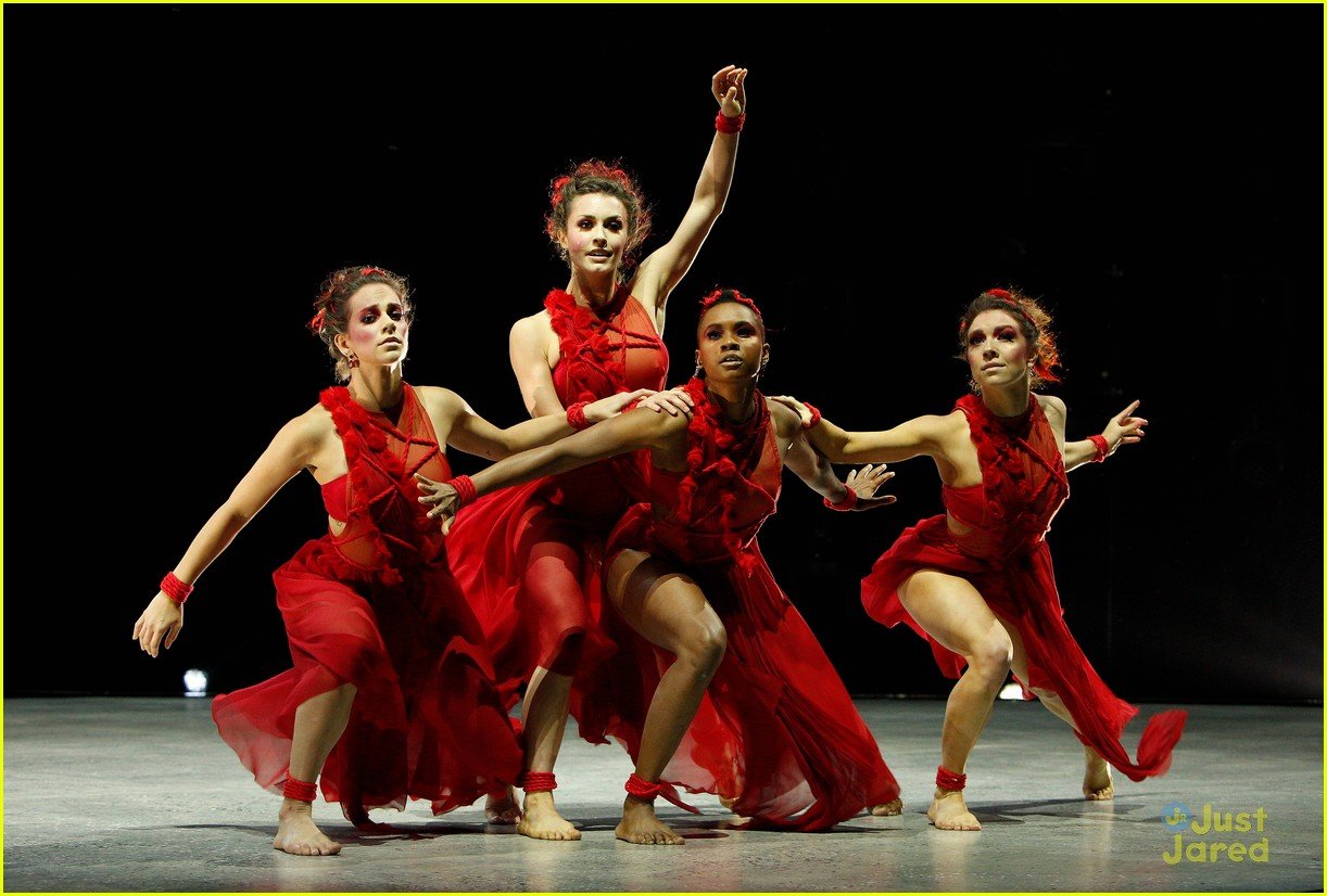 Итальянский танец пиццика. Клумпас литовский танец. Венгры чардаш. Европейские народные танцы. Народный танец германии лендлер.