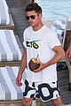 zac efron continues to support team usa in rio01111