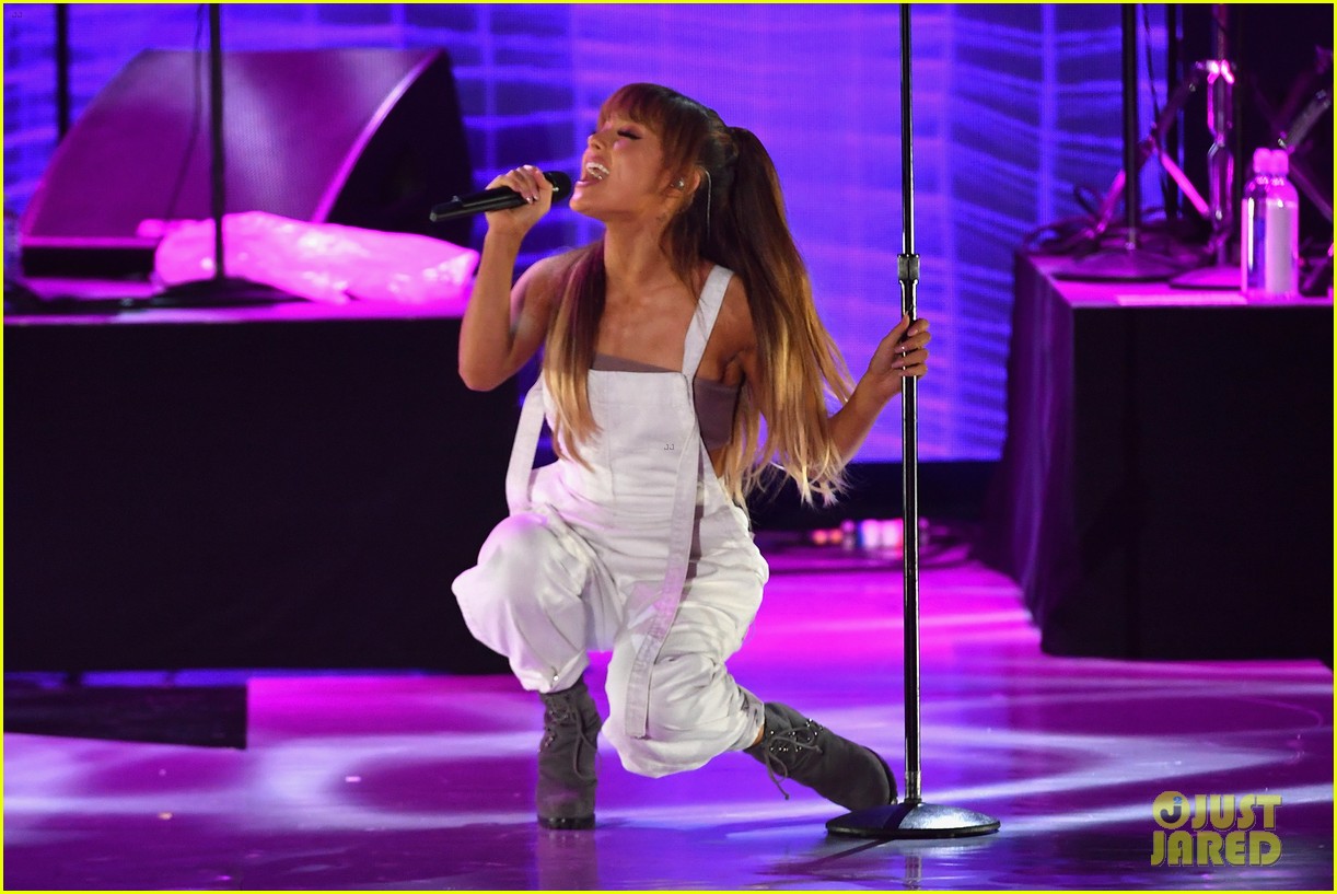 Full Sized Photo of ariana grande performs macys nyc fashion week 06