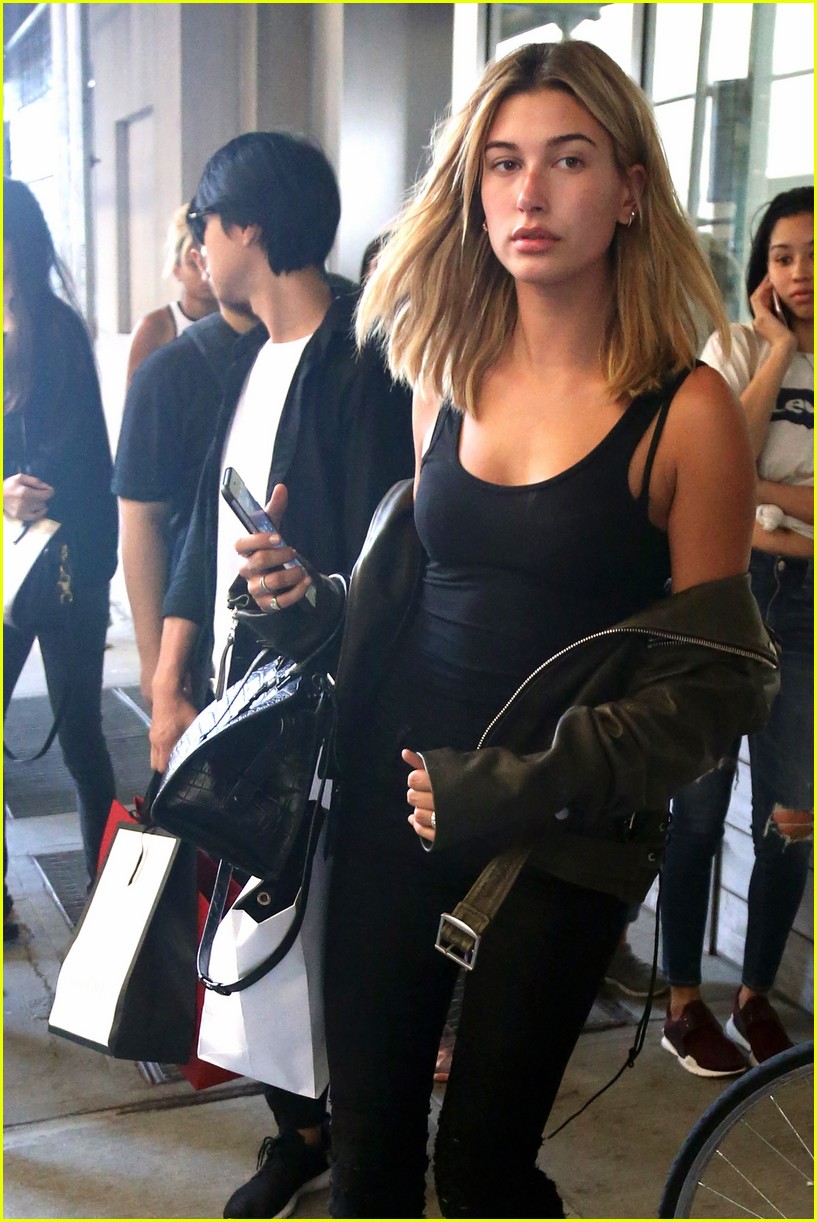 Hailey Baldwin Gets Prepped for New York Fashion Week Photo 1019998(02)