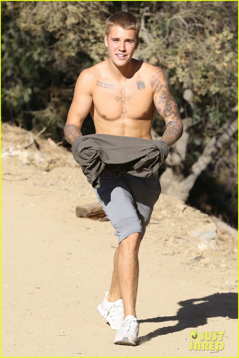 Justin Bieber Goes Shirtless While Hiking! | Photo 1019516 - Photo ...