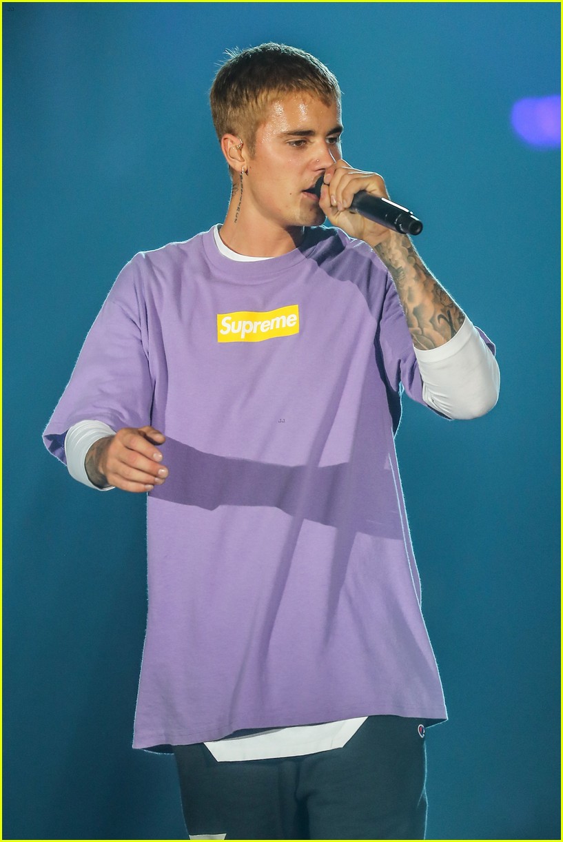 Full Sized Photo Of Justin Bieber Flashes His Abs During Paris Concert