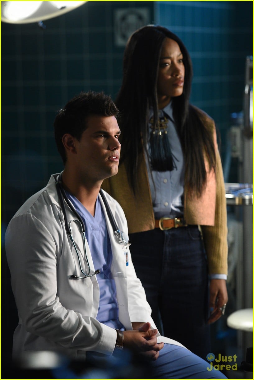 Abigail Breslin Wears Upper Body Brace on 'Scream Queens' Set! Photo