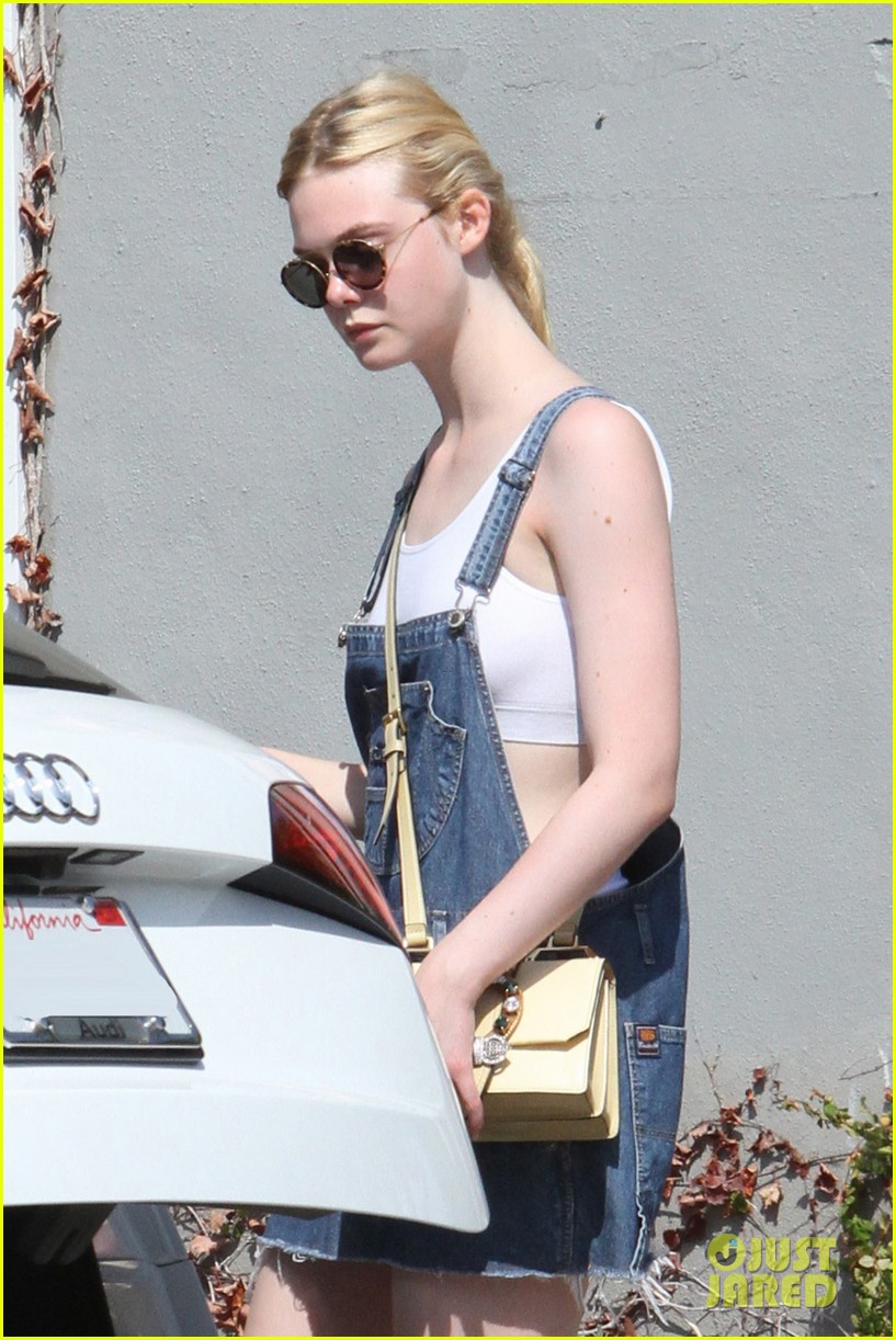 Elle Fanning Runs Errands Ahead Of Live By Night Trailer Debut Watch Now Photo 1021909 8427