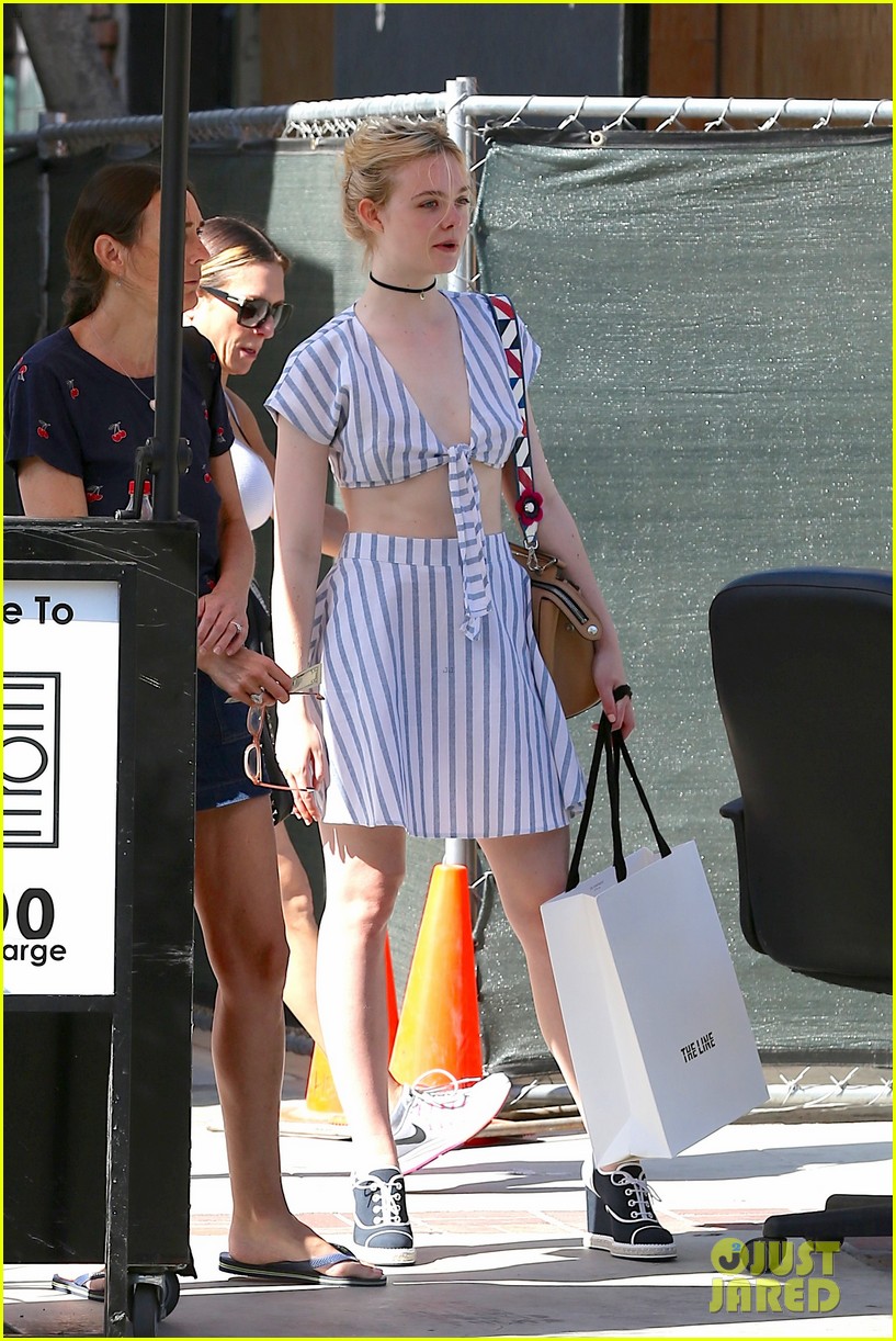 Full Sized Photo Of Elle Fanning Heads To The Hair Salon For A Weekend Appointment 10 Elle 3947