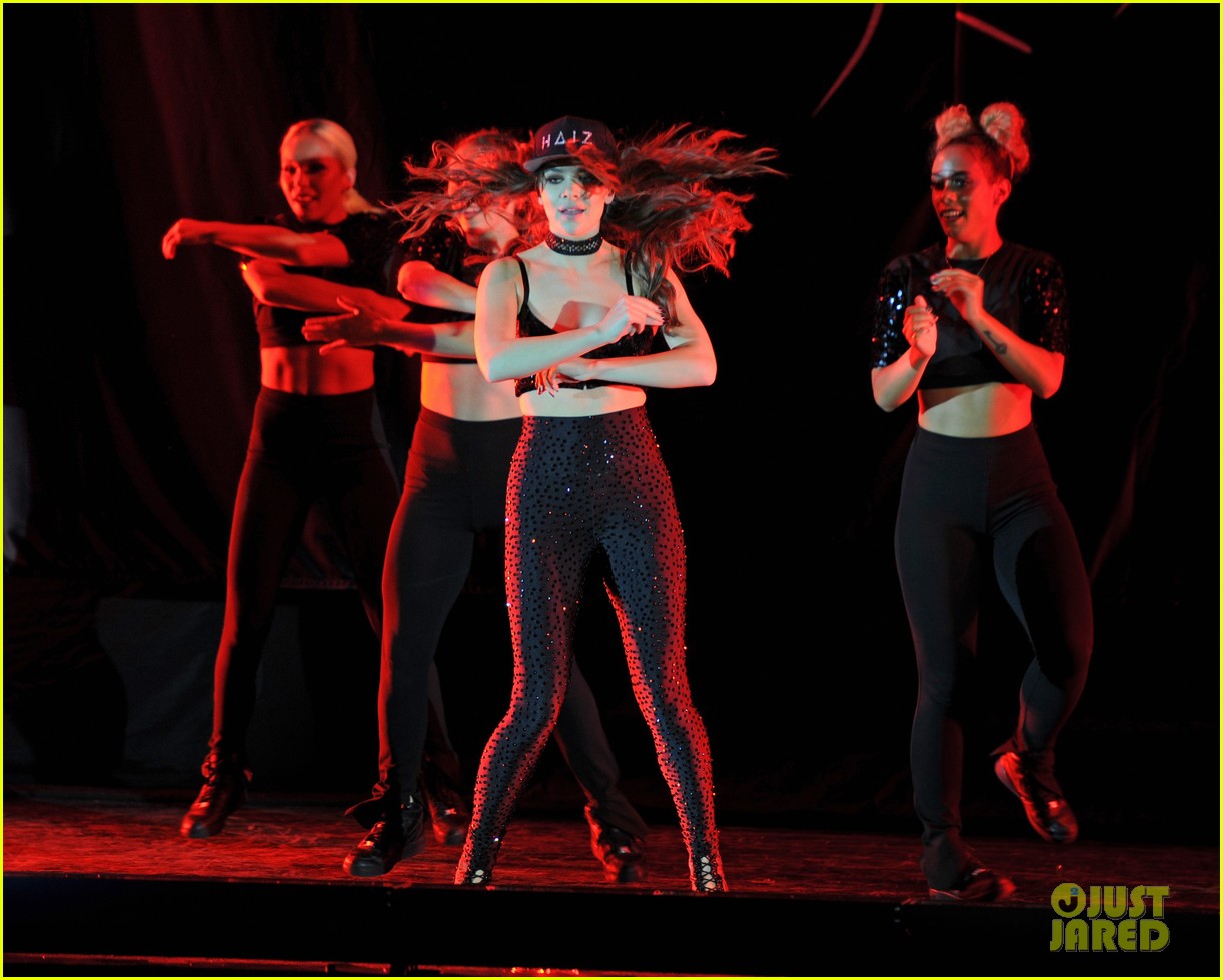 Full Sized Photo of hailee steinfeld bayfront concert fla before tiff