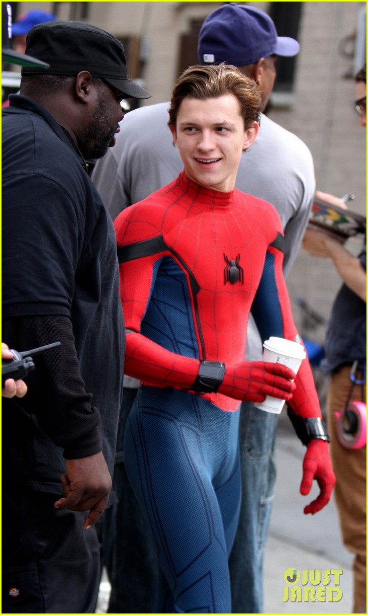 Tom Holland Hits The Streets Filming Spider Man Homecoming Photo 1032307 Movies Spiderman Tom Holland Pictures Just Jared Jr