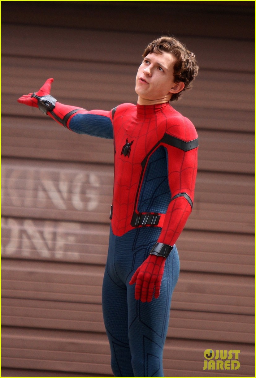 Full Sized Photo Of Tom Holland Looks Buff While Filming Spiderman In Nyc Mytext Tom