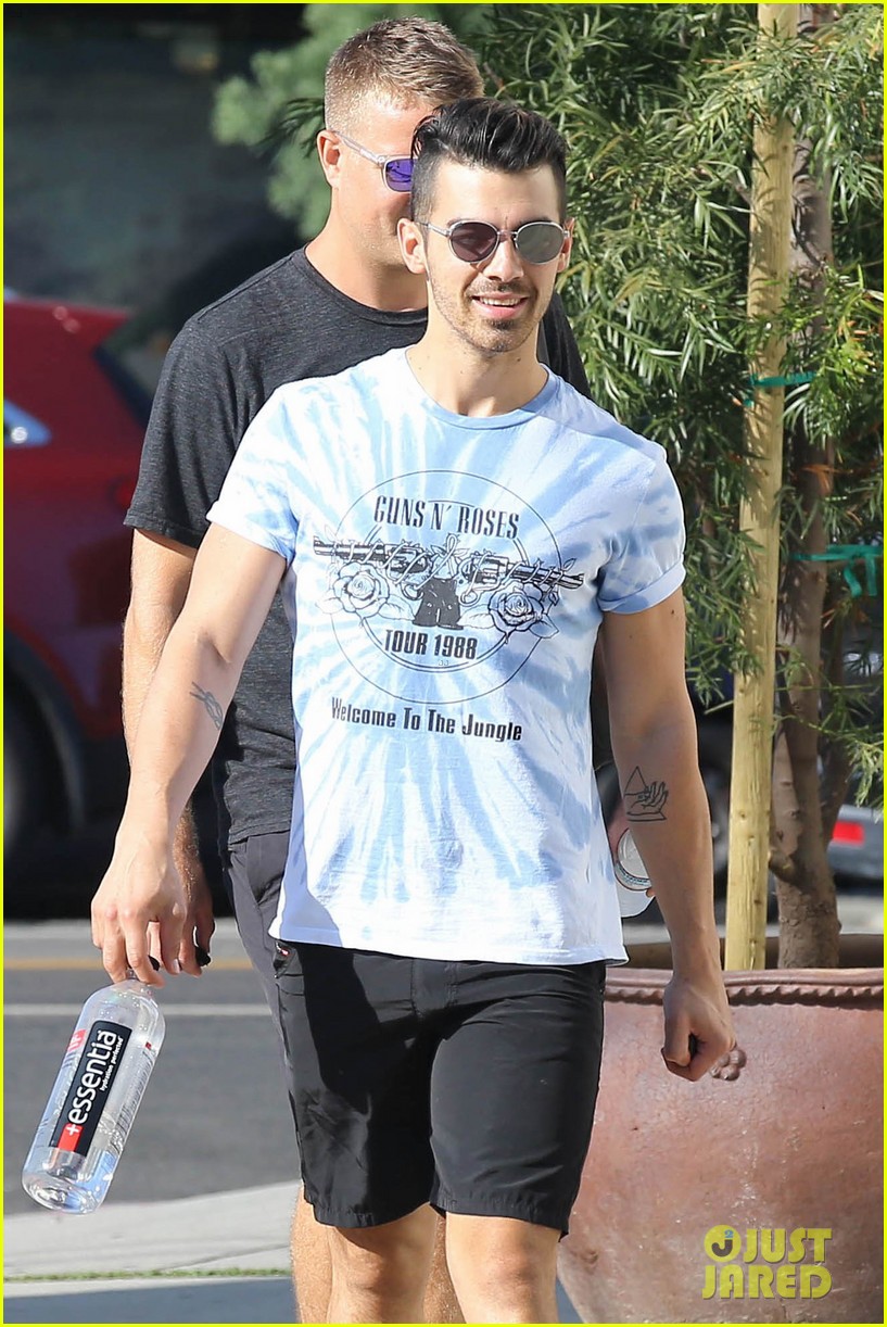 Joe Jonas Spends Some Time With A Pal At A Cigar Lounge Photo Photo Gallery Just