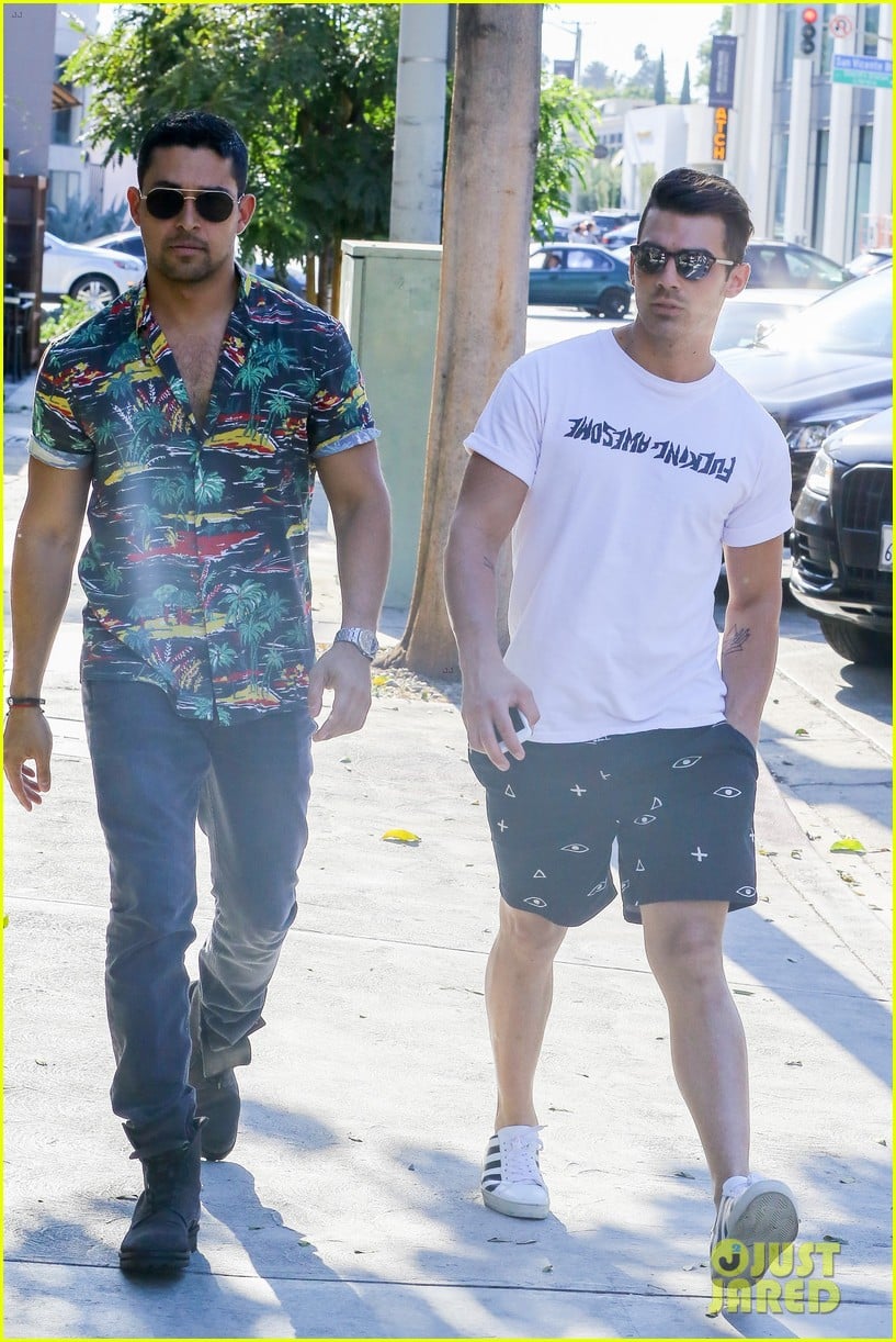 Demi Lovatos Exes Joe Jonas And Wilmer Valderrama Grab A Friendly Lunch Photo 1032831 Photo 1625