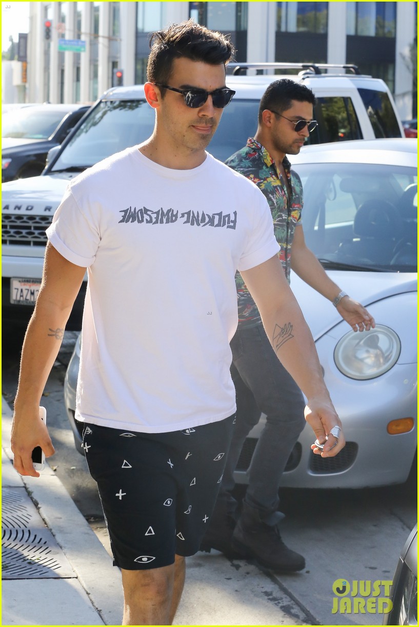 Demi Lovatos Exes Joe Jonas And Wilmer Valderrama Grab A Friendly Lunch Photo 1032832 Photo 9561