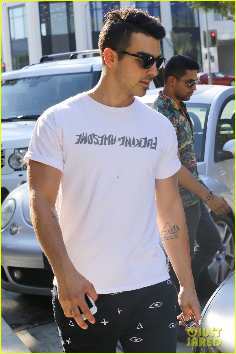 Demi Lovatos Exes Joe Jonas And Wilmer Valderrama Grab A Friendly Lunch Photo 1032845 Photo 3403