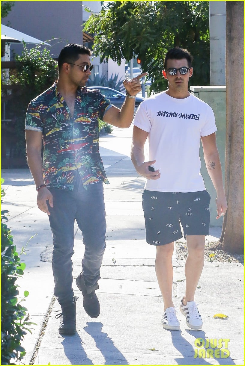 Demi Lovatos Exes Joe Jonas And Wilmer Valderrama Grab A Friendly Lunch Photo 1032851 Photo 9311