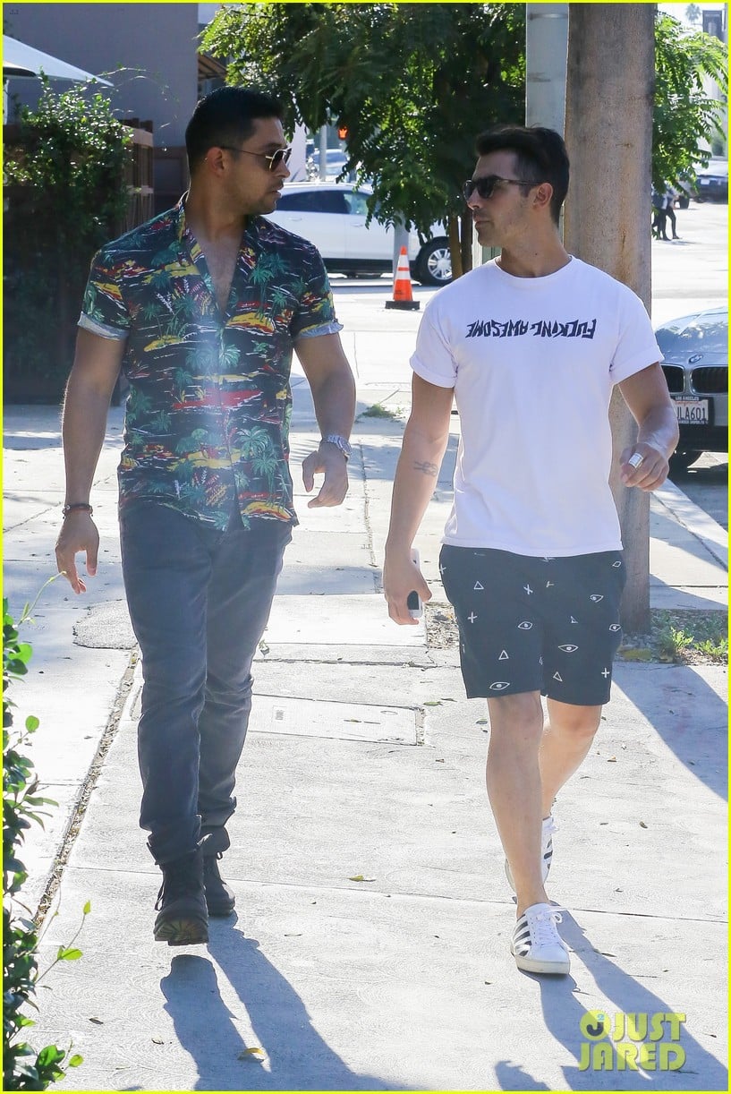 Demi Lovatos Exes Joe Jonas And Wilmer Valderrama Grab A Friendly Lunch Photo 1032855 Photo 2443