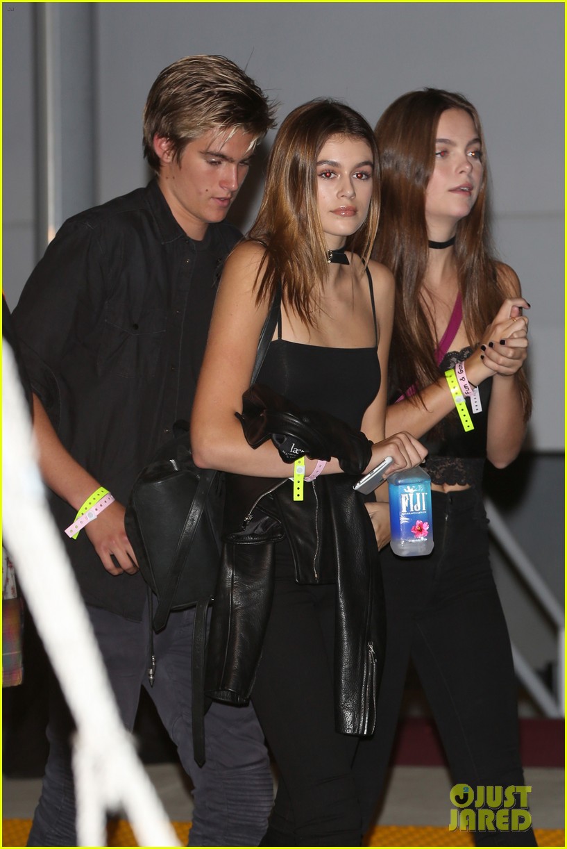 Full Sized Photo of kaia gerber chloe moretz hit up drake