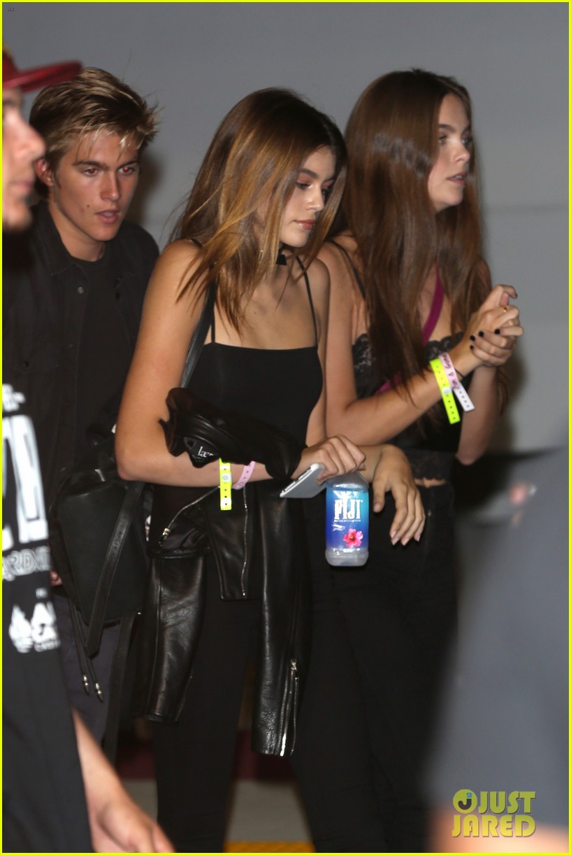 Full Sized Photo of kaia gerber chloe moretz hit up drake