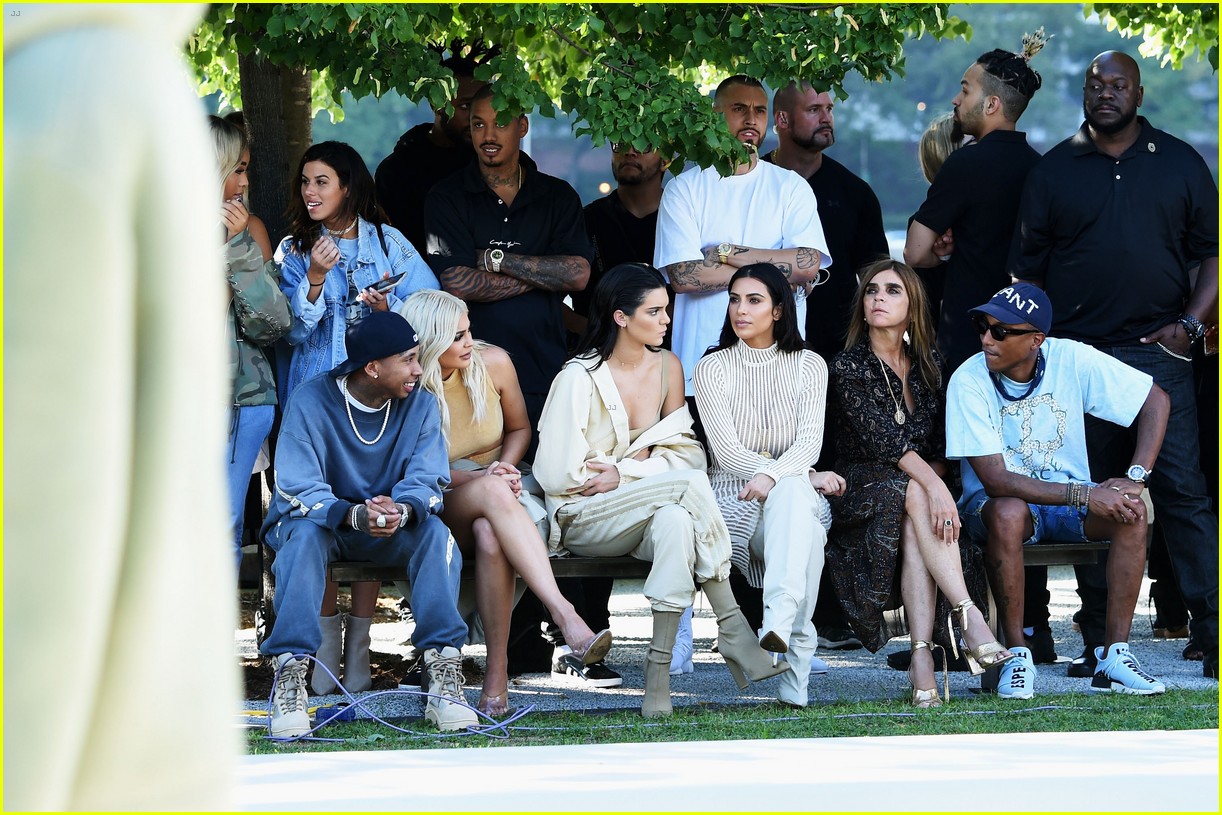 Kylie & Kendall Jenner Walk the Runway in 'Yeezy' Fashion Show Photo(02)