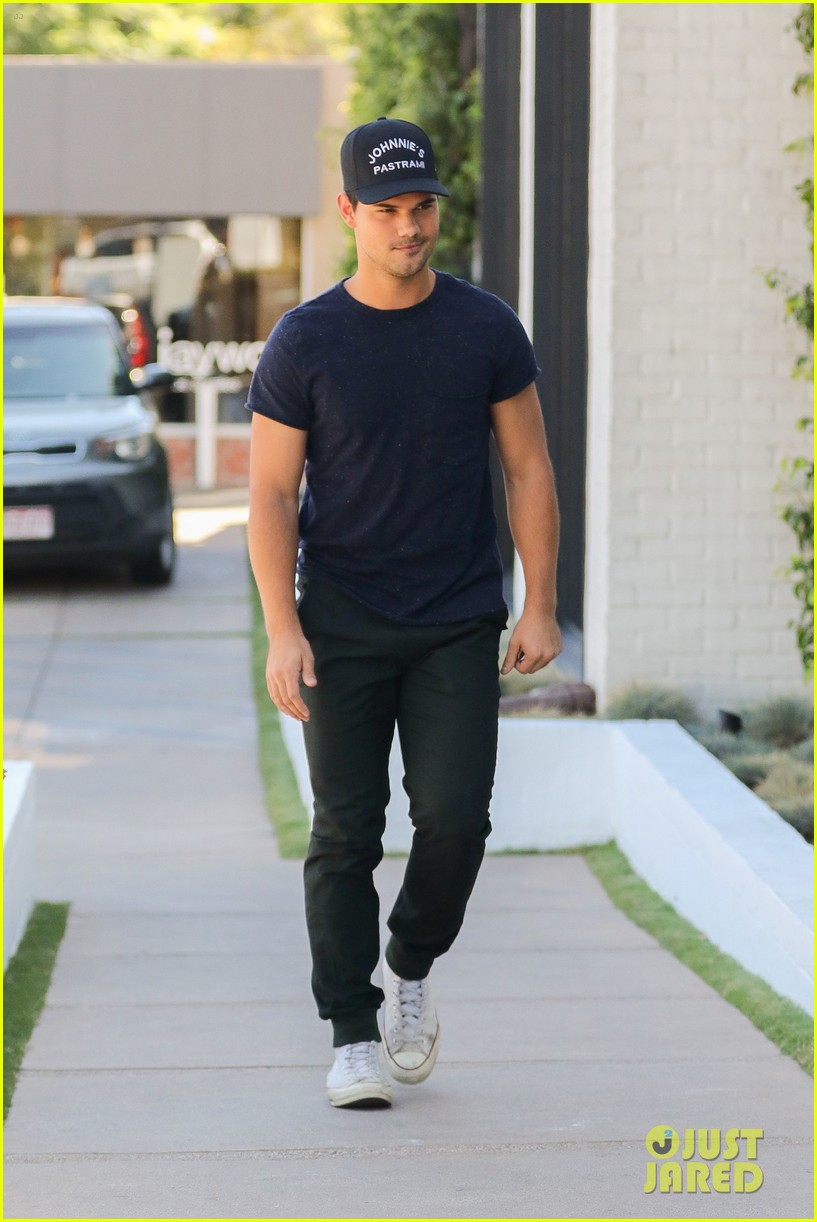 Full Sized Photo of taylor lautner talk show hype varvatos stop 10 ...