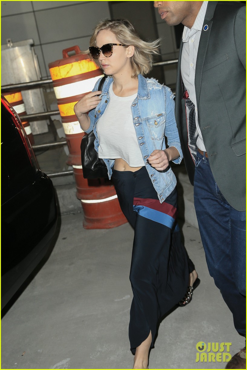 Full Sized Photo of jennifer lawrence catches a flight out of jfk for a