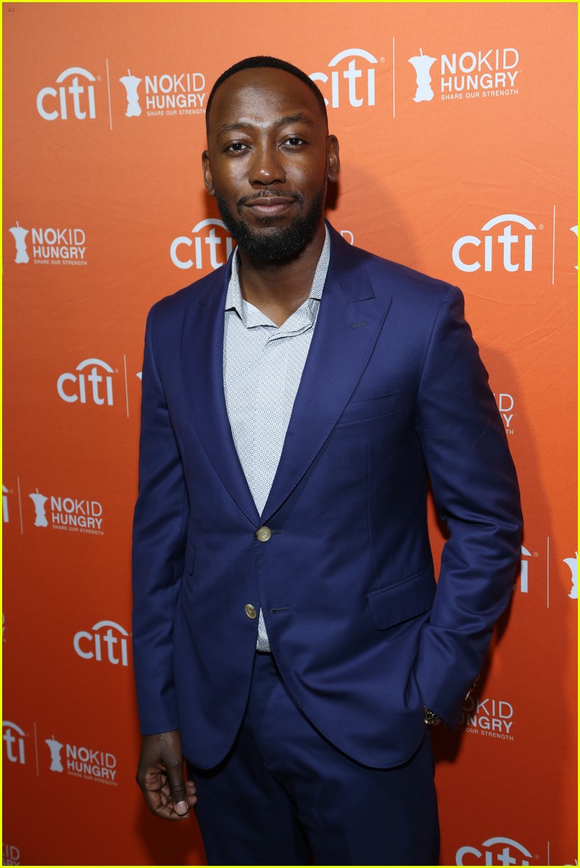 Sarah Hyland Hangs With Lea Michele at No Kid Hungry Dinner | Photo