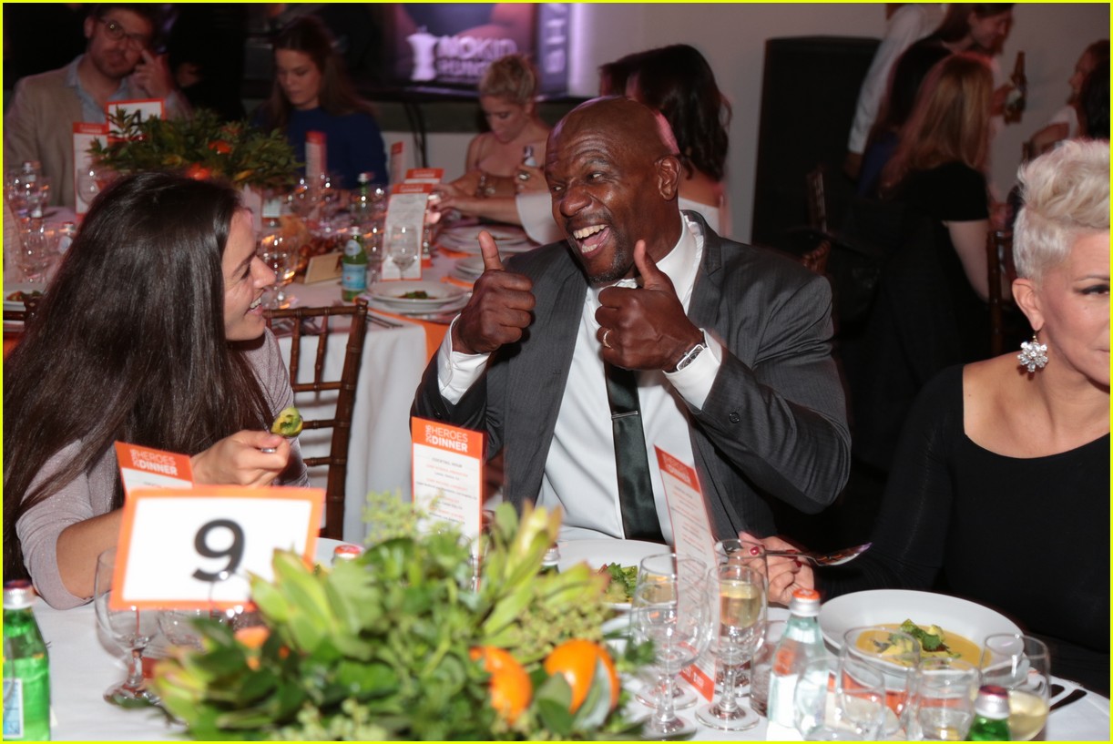 Sarah Hyland Hangs With Lea Michele at No Kid Hungry Dinner | Photo