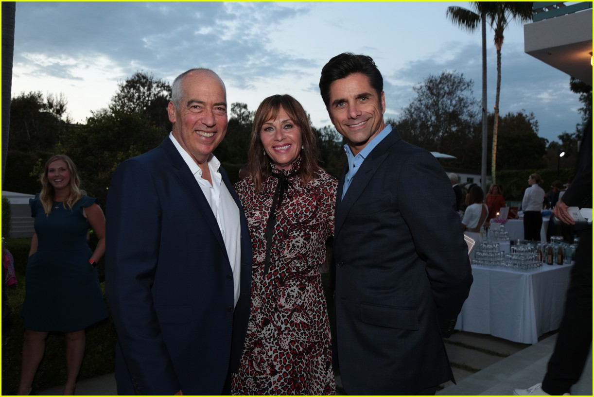 Sarah Hyland Hangs With Lea Michele at No Kid Hungry Dinner | Photo