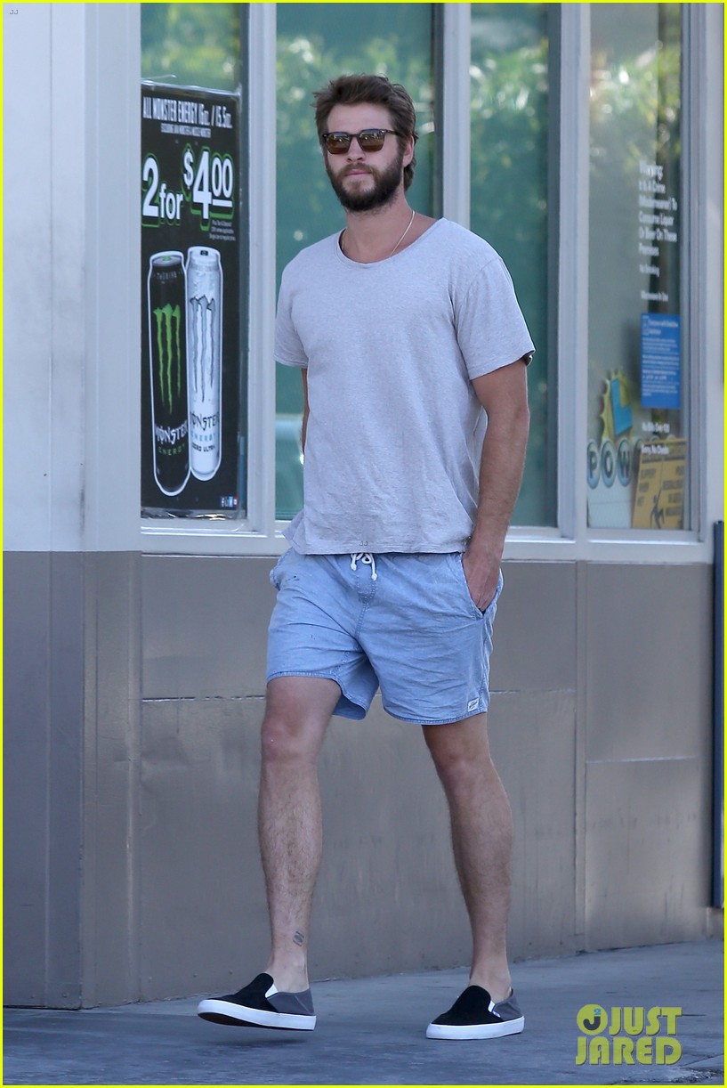Full Sized Photo of liam hemworth solo casual gas station los angeles ...