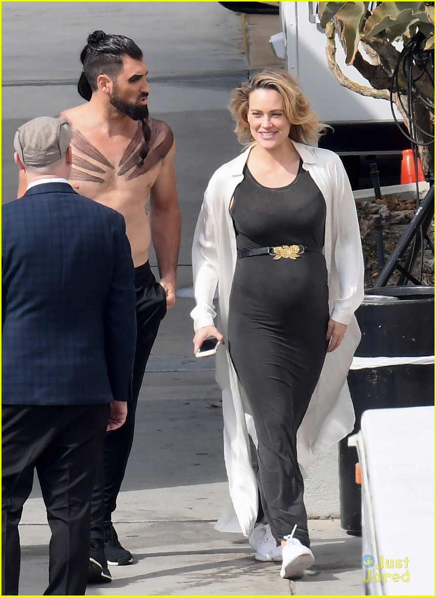 Peta Murgatroyd Has 5 Star Restaurant Cravings According To Maksim Chmerkovskiy Photo 1029439 Maksim Chmerkovskiy Peta Murgatroyd Pregnant Celebrities Pictures Just Jared Jr