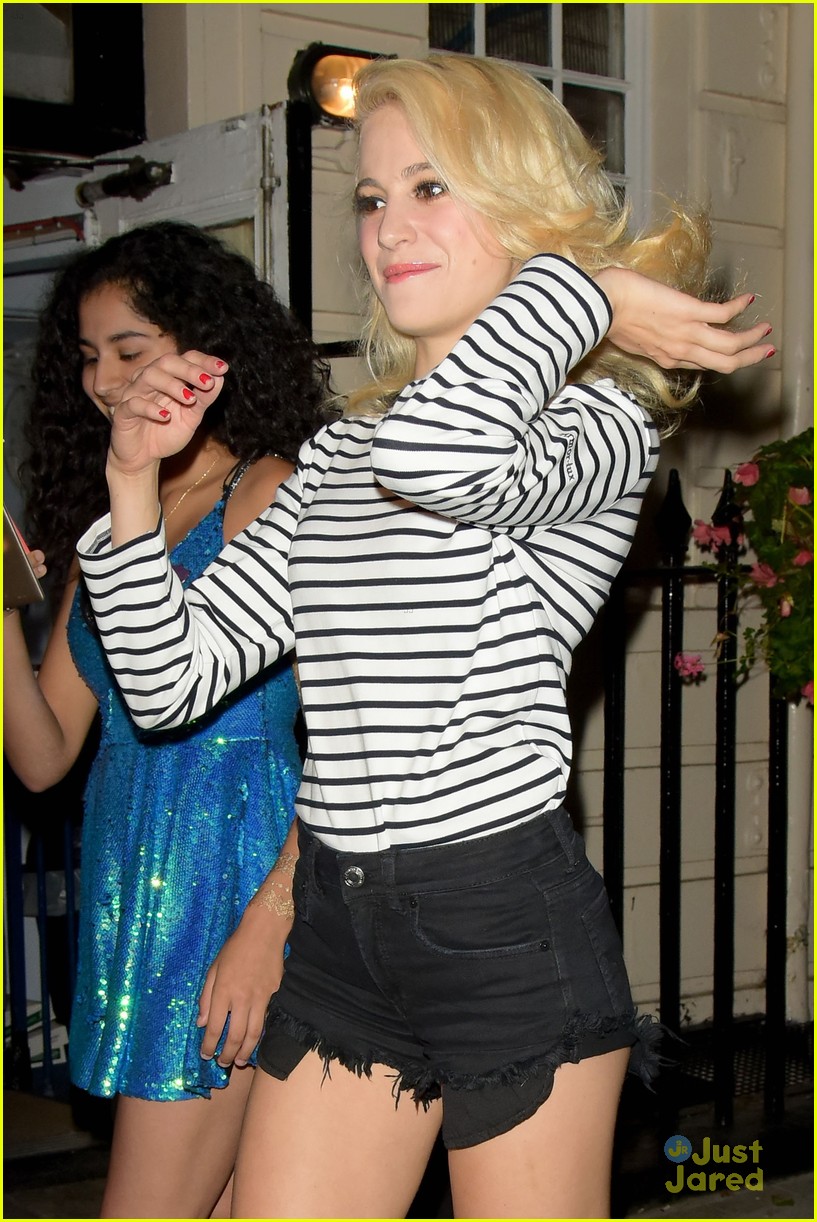 Full Sized Photo of pixie lott watch tiffanys instead performing 13