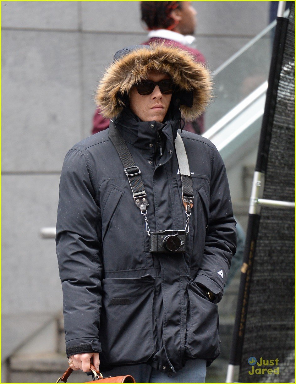 Full Sized Photo of rupert grint hooded jacket snatch filming 01 ...