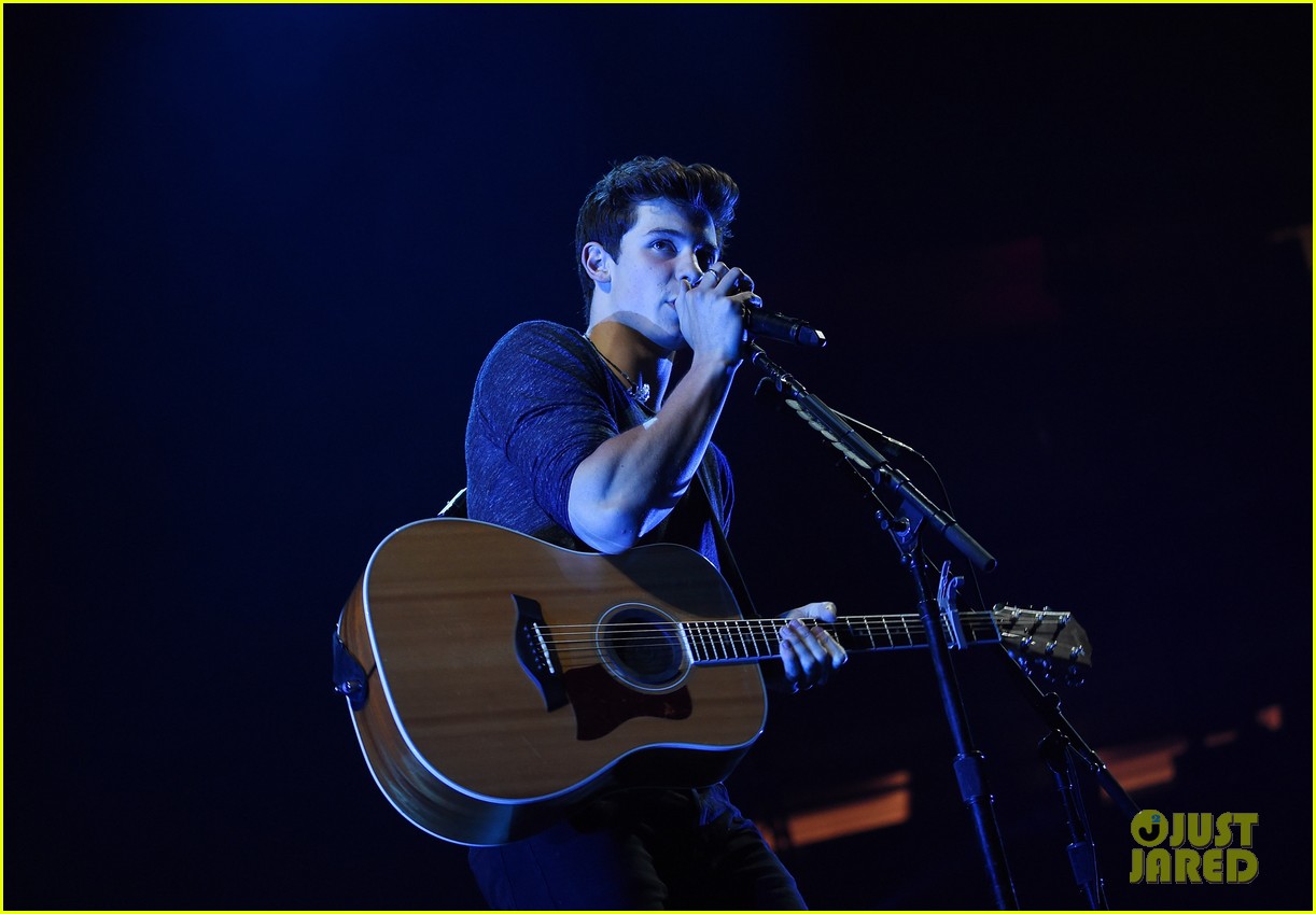 Shawn Mendes Gives Fans 'Illuminate' World Tour Preview in NYC (Set