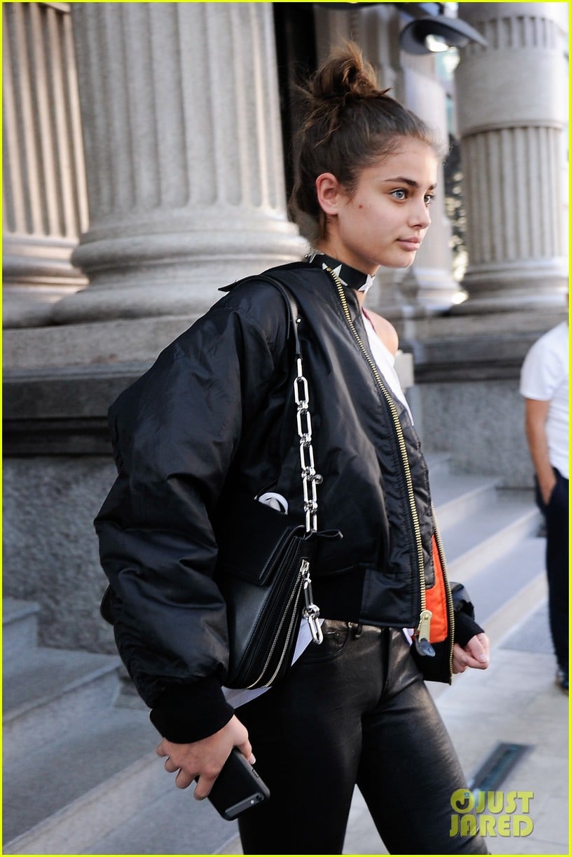 Taylor Hill Wears Cool Star Choker During Milan Fashion Week | Photo