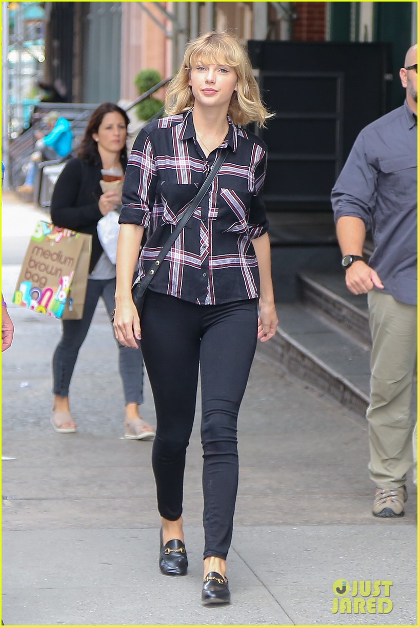 Taylor Swift Heads Out After Fun Dinner With Friends | Photo 1032138