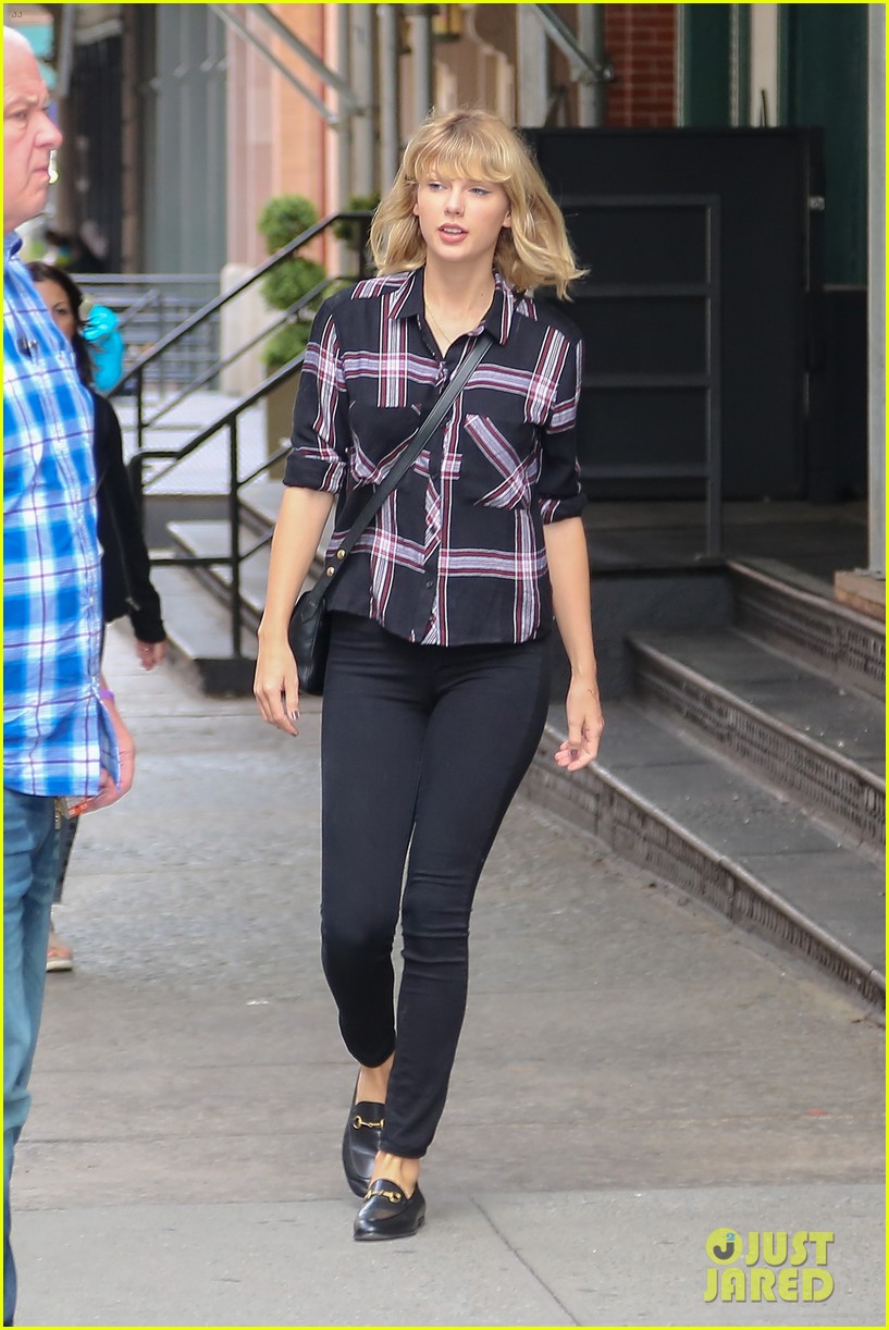 Taylor Swift Heads Out After Fun Dinner With Friends | Photo 1032154