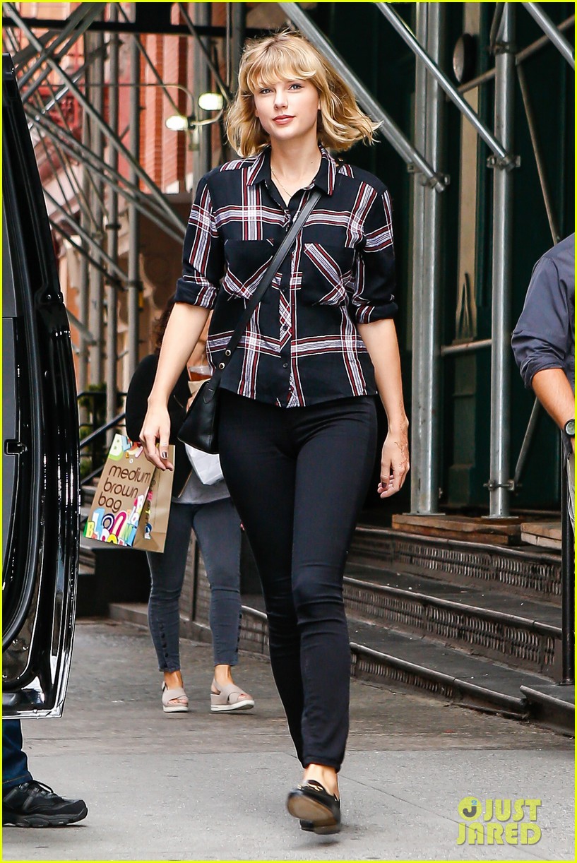 Full Sized Photo of taylor swift ready for fall heads out in nyc 36