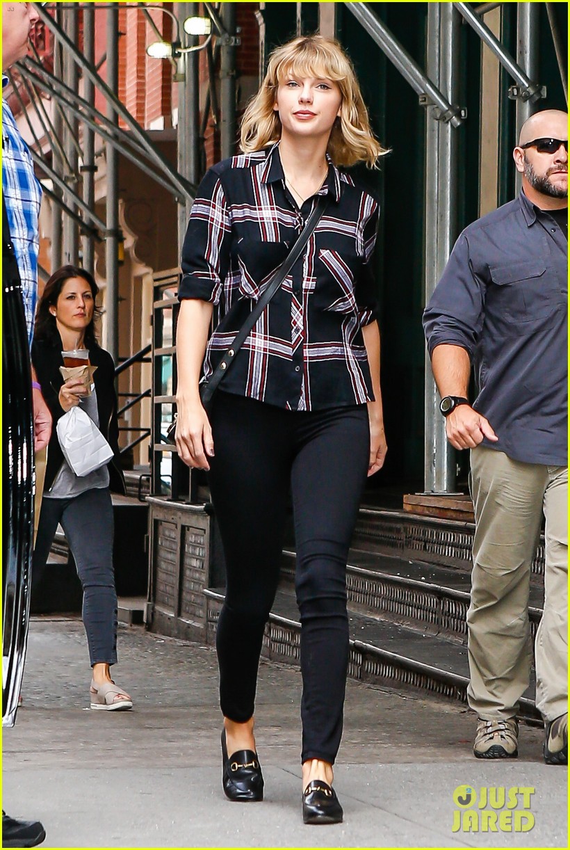 Taylor Swift Heads Out After Fun Dinner With Friends | Photo 1032173