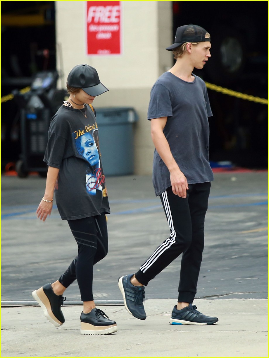 Vanessa Hudgens & Austin Butler Get Some Errands Done | Photo 1029378 ...