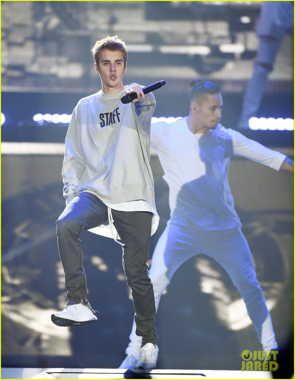 Justin Bieber Tells Fans To Stop Screaming Again At Second Concert In ...