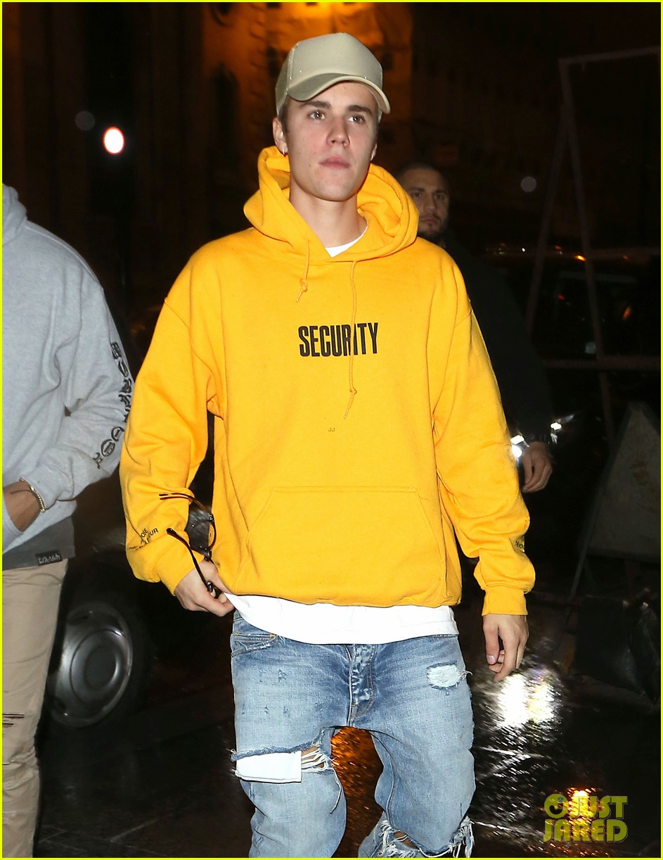 Justin Bieber Stands Out in Bright Yellow Hoodie | Photo 1038502 ...