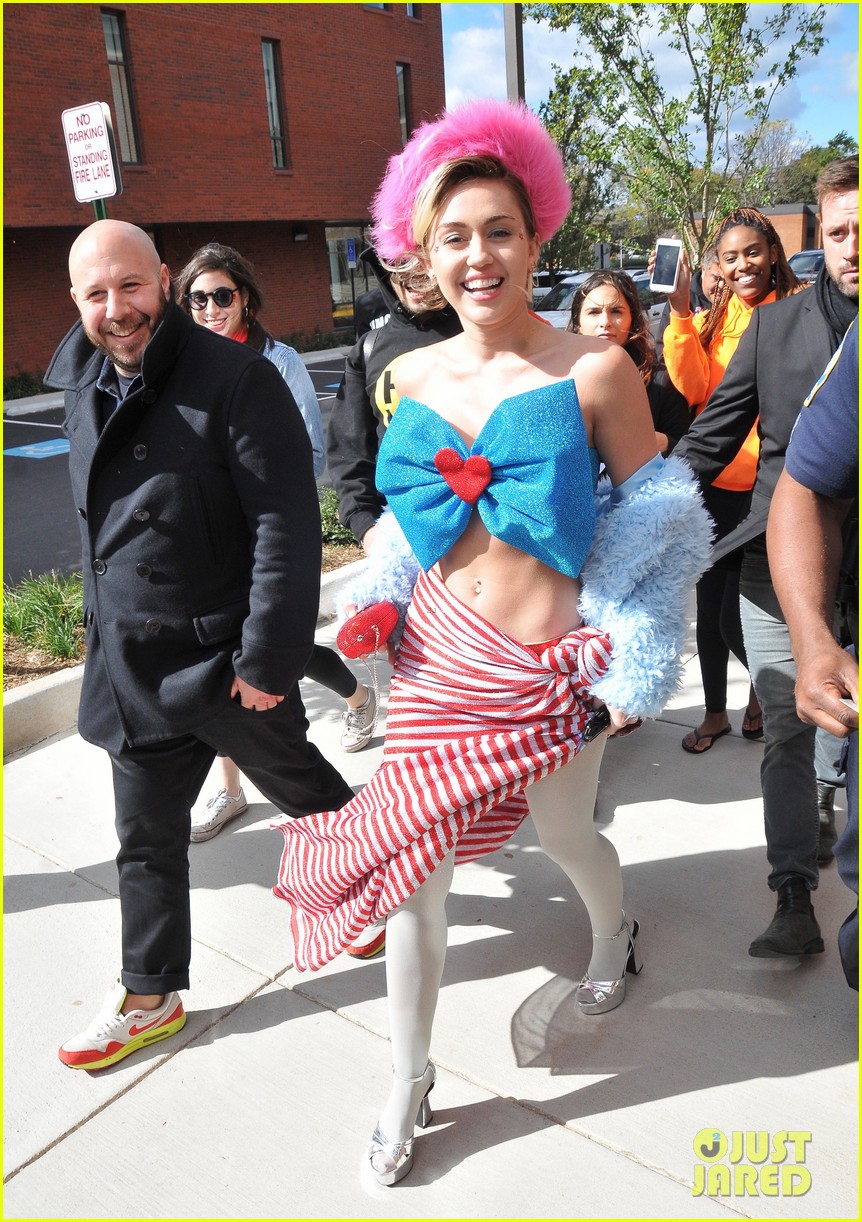 Miley Cyrus Visits George Mason University To Campaign For Hillary Clinton Photo 1042282 3646