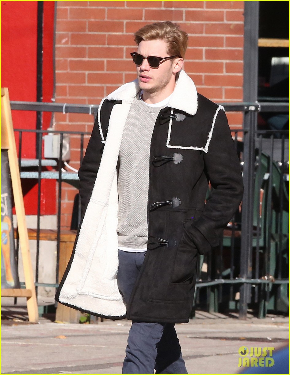 Dominic Sherwood Shops on His Day Off From 'Shadowhunters' Filming ...